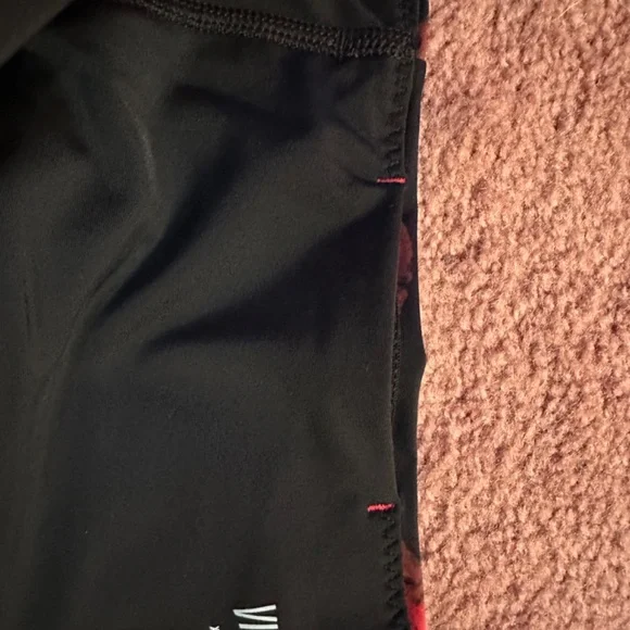 NWOT VICTORIA SECRET SPORT LEGGINGS SZ XL BLACK/ROSES - Picture 4 of 4
